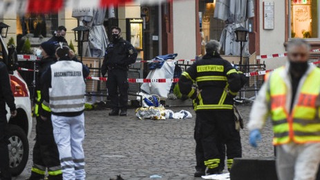 الشرطة وسيارات الإسعاف في مكان الحادث في مدينة ترير في جنوب غرب المانيا