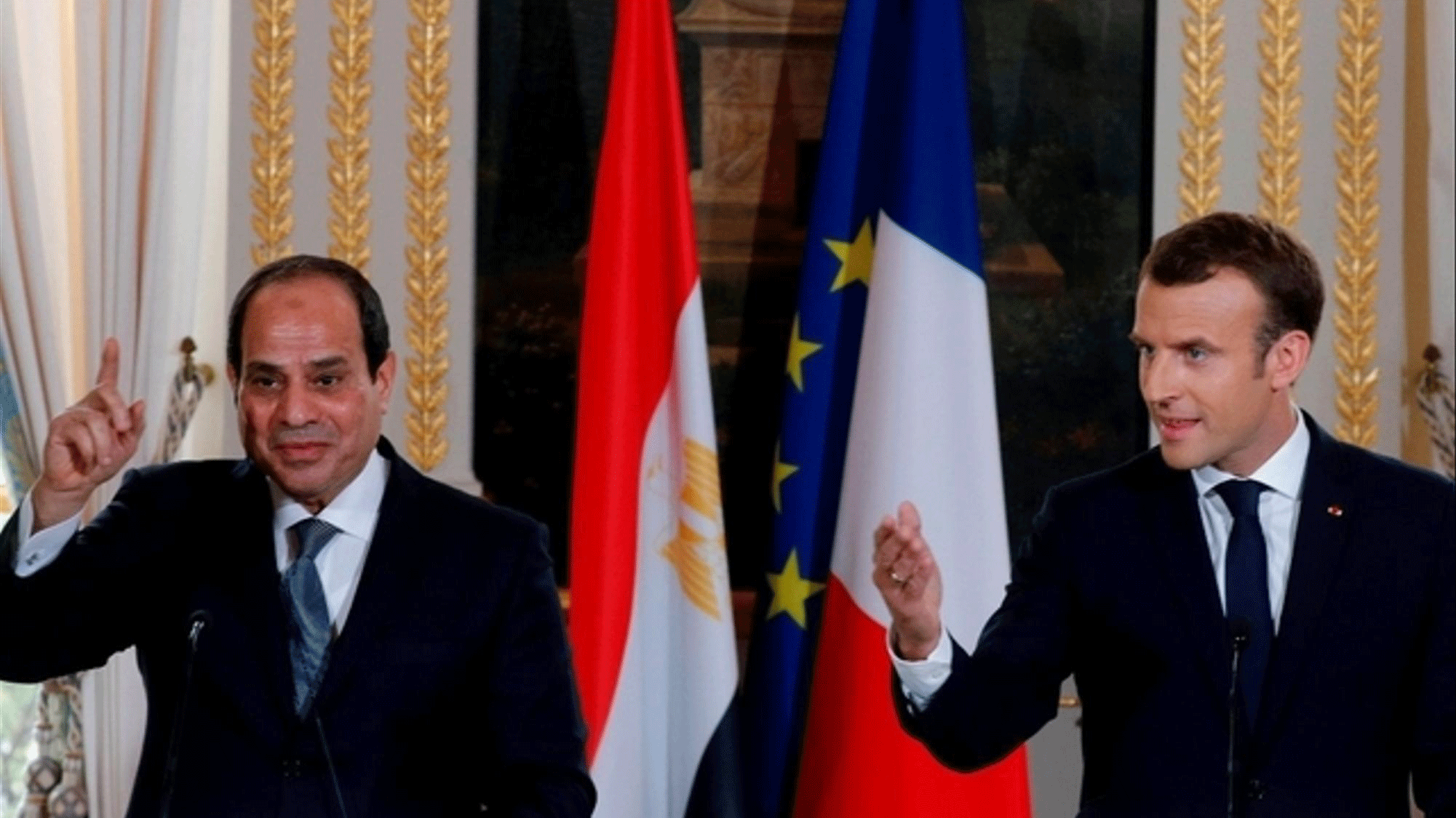 الرئيسان الفرنسي إيمانويل ماكرون والمصري عبد الفتاح السيسي في لقاء في باريس عام 2017
