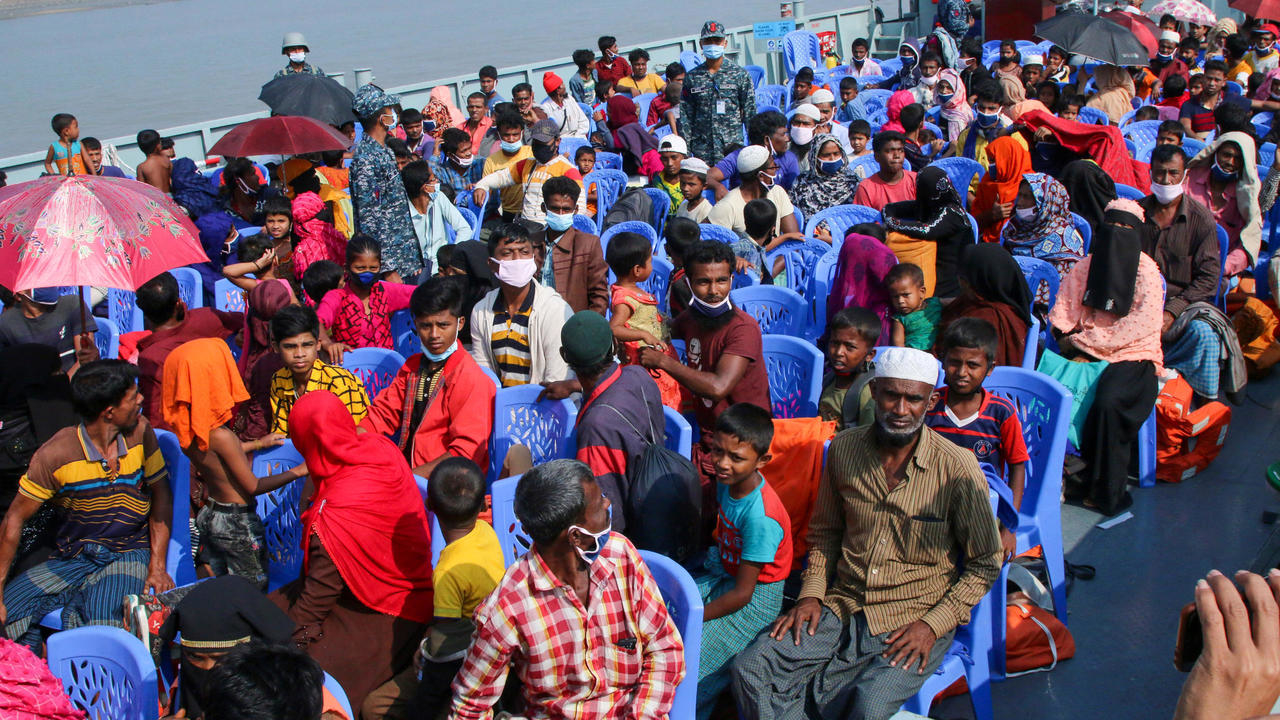لاجئون روهينغا خلال نقلهم إلى جزيرة باسان شار في بنغلادس في 03 كانون الأول/ديسمبر 2020
