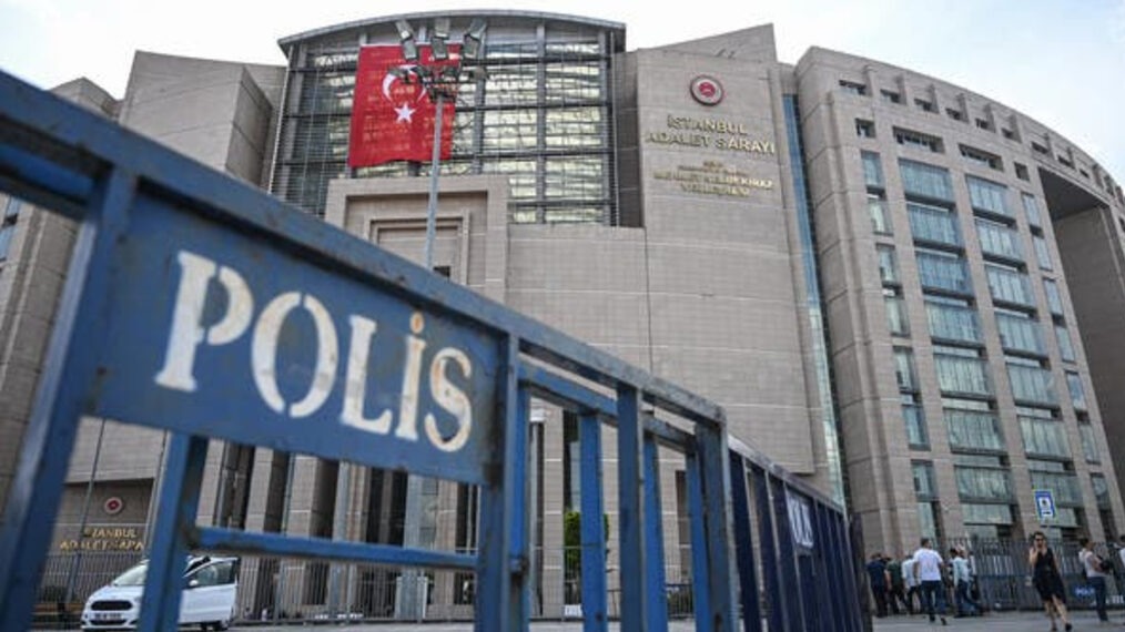 يافطة للشرطة أمام محكمة اسطنبول
