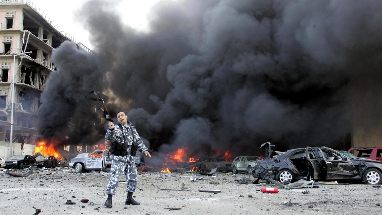عنصر في قوى الأمن الداخلي في وسط بيروت في موقع التفجير الذي أدّى لاغتيال رئيس الوزراء الأسبق رفيق الحريري في 14 شباط/فبراير 2005 