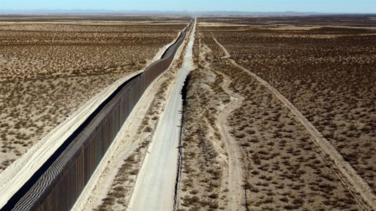 صورة للجدار الذي رفعته شركة أمريكية على الحدود بين كولومبوس ، ولاية نيو مكسيكو ، الولايات المتحدة ، وبورتو بالوماس دي فيلا ، بلدية أسنسيون ، ولاية تشيهواهوا ، المكسيك تم التقاطها في 30 نوفمبر 2020