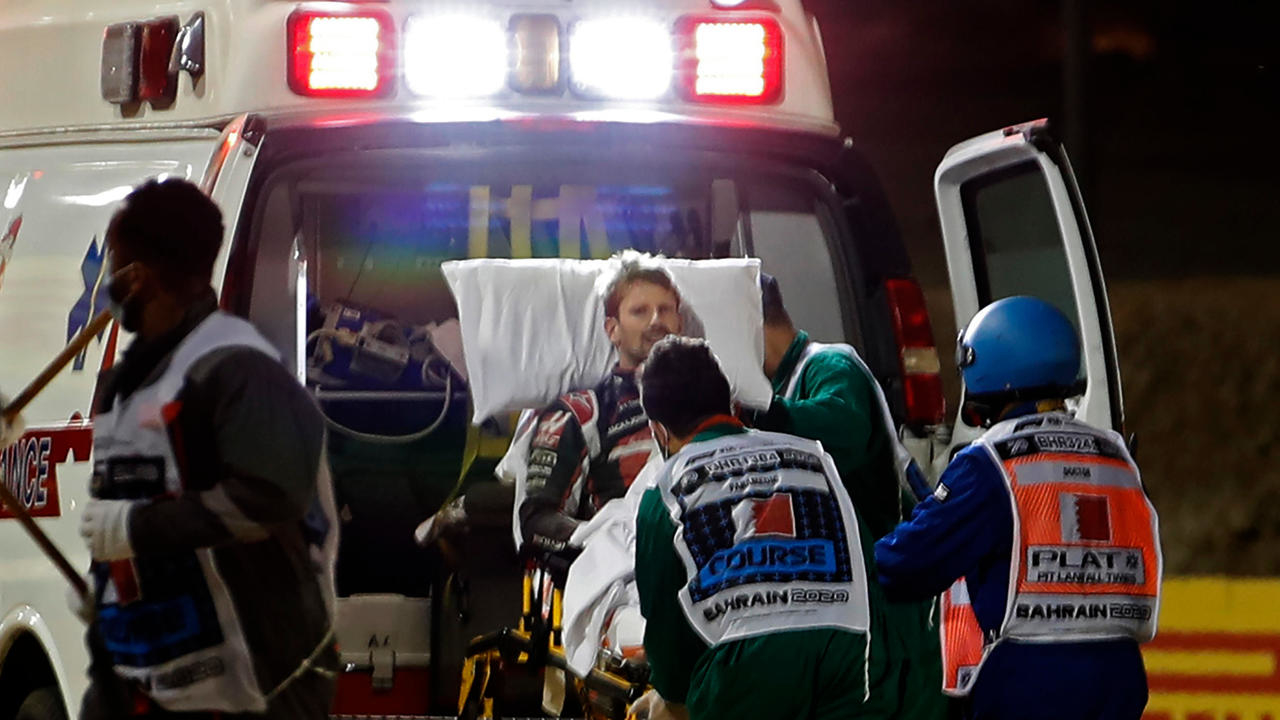 الفريق الطبي ينقل السائق الفرنسي رومان غروجان الى سيارة الاسعاف بعد الحادث المروع الذي تعرض له في جائزة البحرين الكبرى للفورمولا واحد في 29 تشرين الثاني/نوفمبر 2020