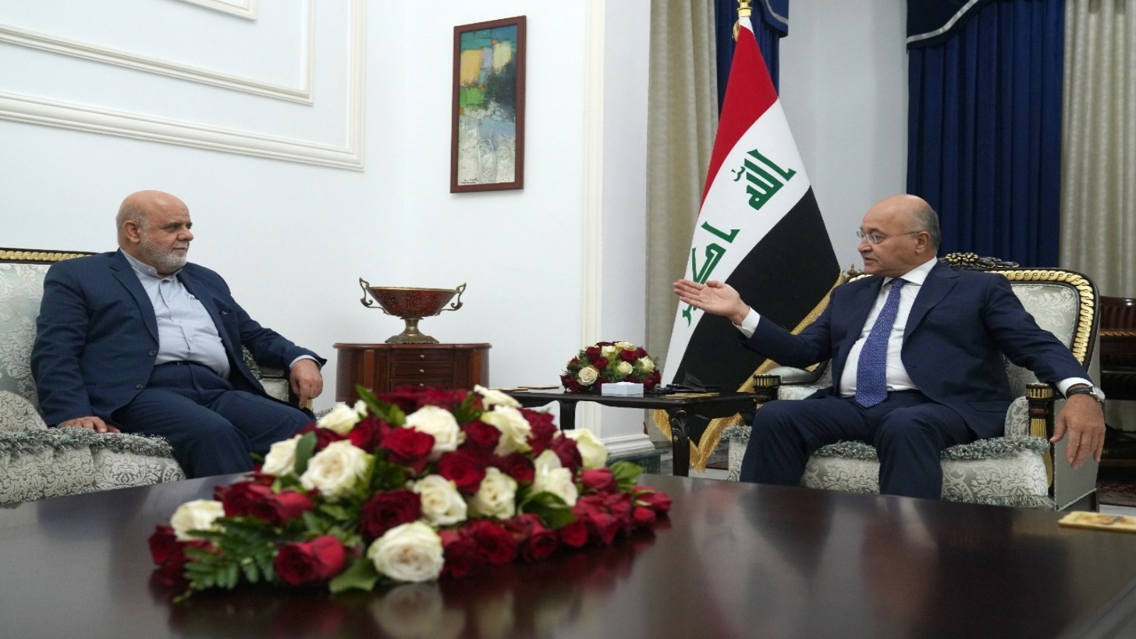 الرئيس العراقي بهم صالح والسفير الايراني ايرج مسجدي خلال لقائهما في بغداد اليوم