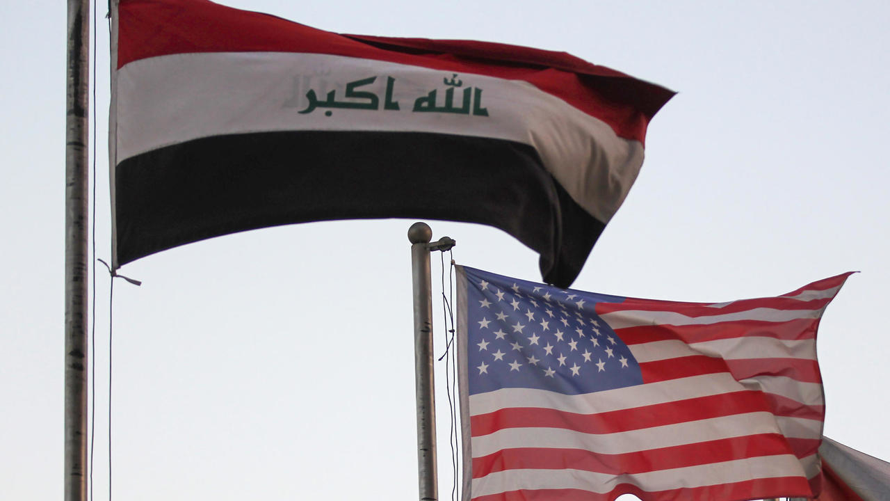 العلمان العراقي والاميركي امام فندق في بغداد