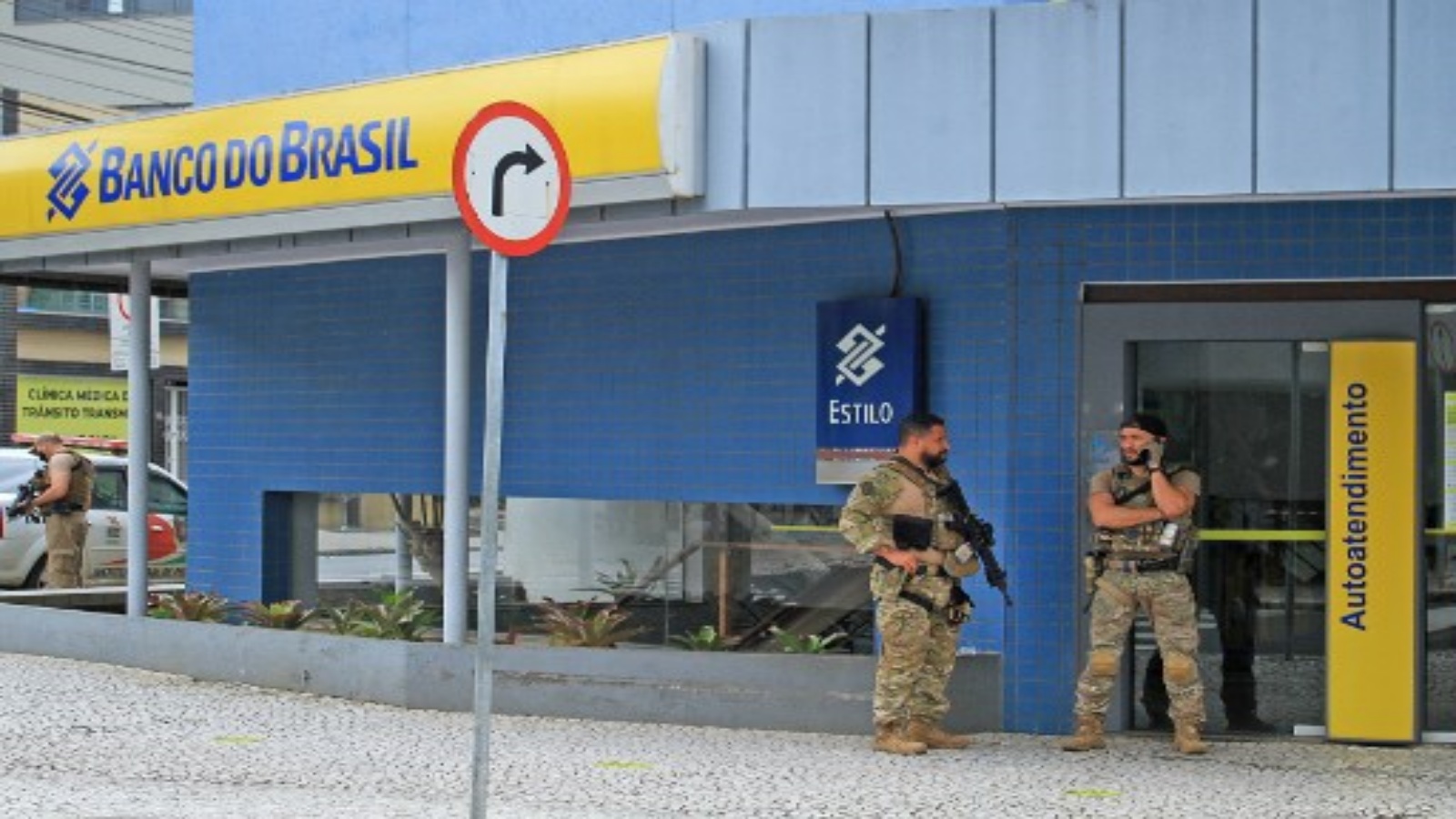 ضباط الشرطة أمام البنك الذي ضربه اللصوص بعد منتصف الليل بقليل ، في كريشيوما ، البرازيل ، في 1 ديسمبر 2020