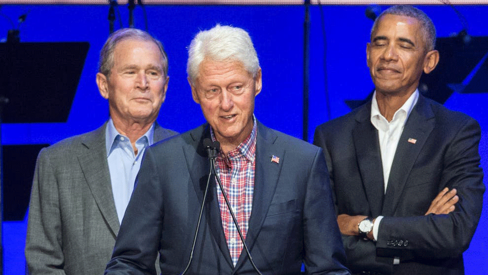 الرؤساء السابقون (من اليمين) باراك أوباما وبيل كلينتون وجورج بوش الابن