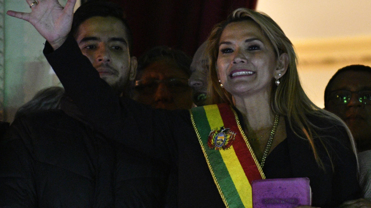 الرئيسة الانتقالية لبوليفيا جانين آنيز بعد تسلمها منصبها في لاباز في 12 تشرين الثاني/نوفمبر 2019