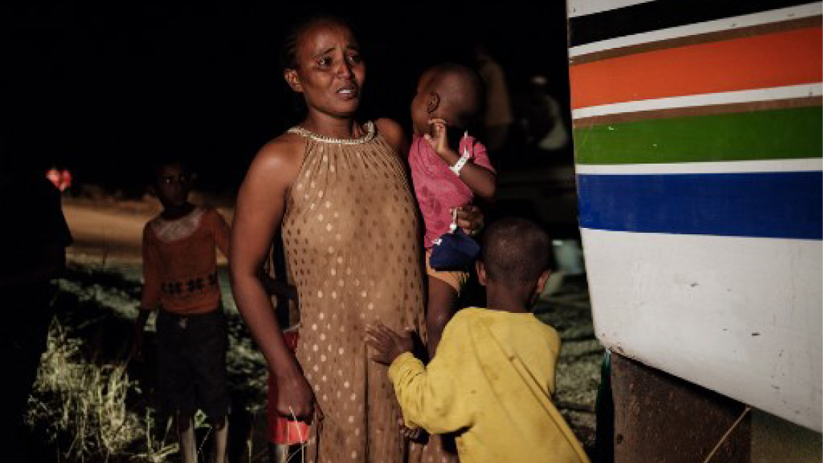 عائلة إثيوبية هاربة من الحرب في تيغراي إلى السودان