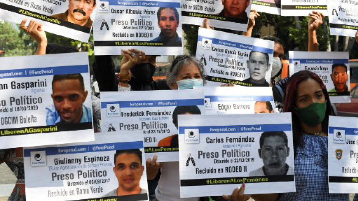 أقارب معتقلين سياسيين في فنزويلا يحملون صورهم في تظاهرة بالعاصمة كراكاس الخميس مطالبين بإطلاقهم قبل الميلاد