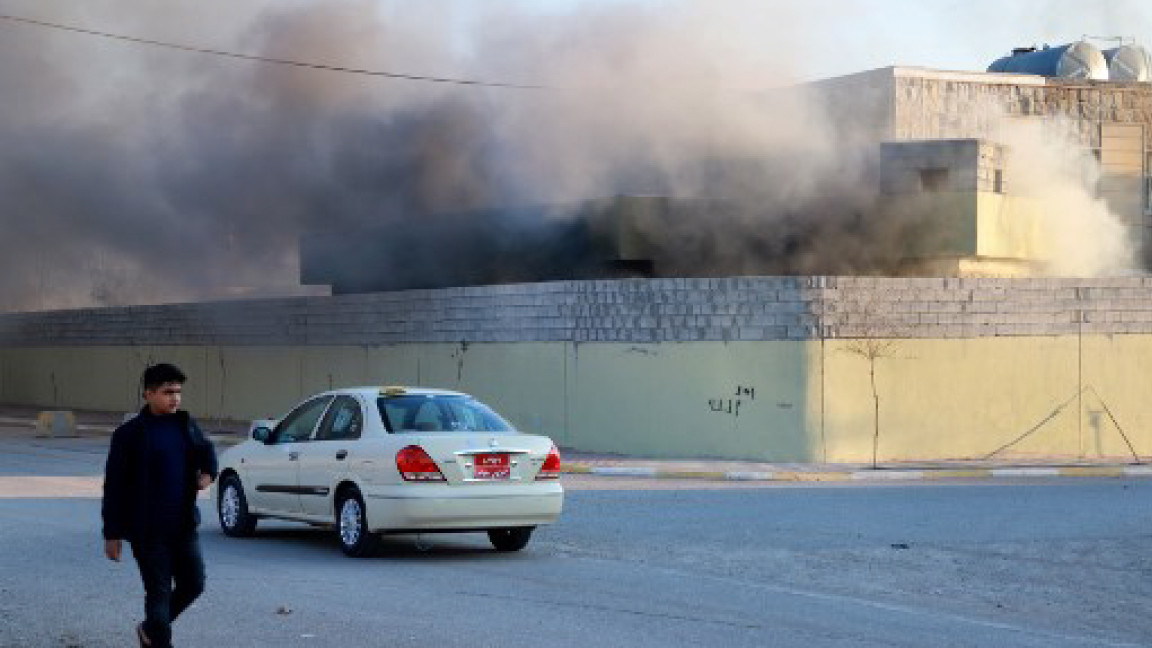 مقر أمني أحرقه متظاهرون في بلدة تكية جنوب غرب محافظة السليمانية الثلاثاء