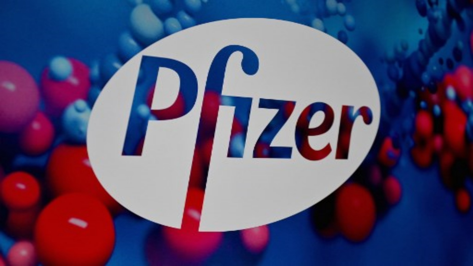 شعار Pfizer في المقر الرئيسي لشركة Pfizer Inc. في 9 ديسمبر 2020 في مدينة نيويورك.