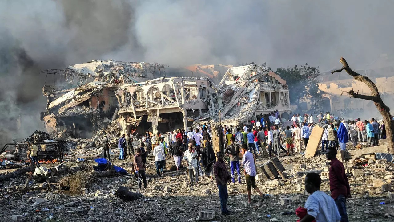 دمار بعد انفجار شاحنة مفخخة في وسط مقديشو في 14 أكتوبر 2017