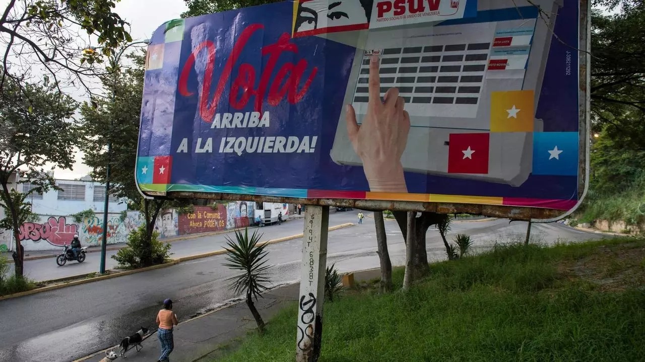 لوحة إعلانية تدعو إلى التصويت في الانتخابات في العاصمة الفنزويلية كراكاس في 02 ديسمبر 2020