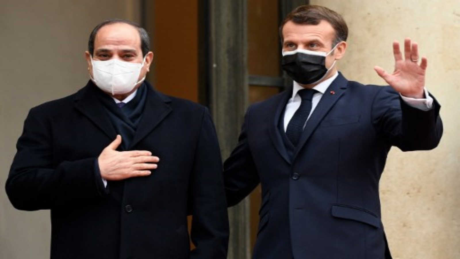 الرئيس الفرنسي إيمانويل ماكرون (إلى اليمين) يرحب بنظيره المصري عبد الفتاح السيسي في قصر الإليزيه الرئاسي في 7 ديسمبر 2020 في باريس 
