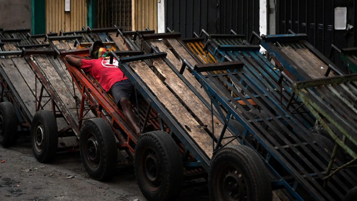عامل سريلانكي نائم على إحدى عربات النقل اليدوي خلال الحجر العام في كولومبو