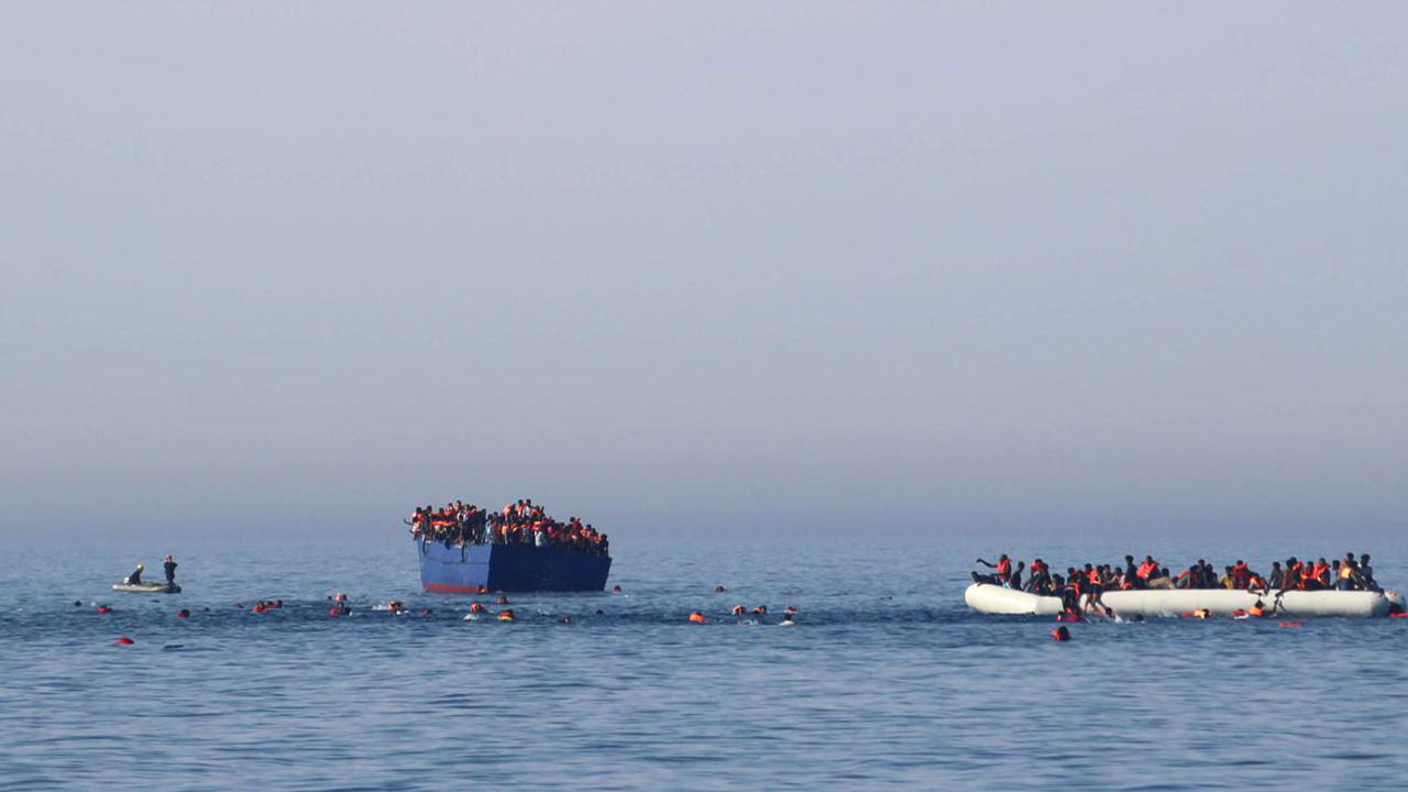 صورة نشرتها منظمة ألمانية غير حكومية في 16 نيسان/أبريل 2017 يبدو فيها مهاجرون يسبحون قرب مركب يغرق، قبل عملية إنقاذ قبالة السواحل الليبية