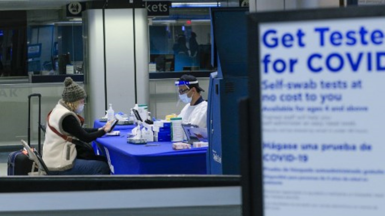 امرأة تخضع لاختبار فيروس كورونا ذاتيًا في موقع مجاني لاختبار Covid-19 داخل محطة Penn في 5 ديسمبر 2020 في مدينة نيويورك. تم إلغاء العديد من أحداث العطلات أو تعديلها بتدابير أمان إضافية بسبب جائحة فيروس كورونا (COVID-19)