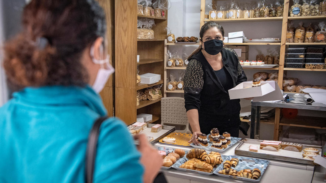 مغربية يهودية تشتري حلويات من مخبز 