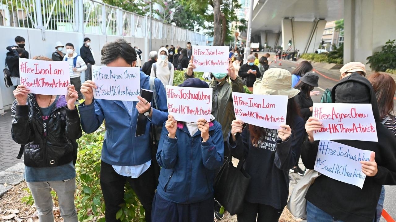 مناصرون للحركة المؤيدة لتعزيز الديموقراطية في هونغ كونغ في تظاهرة أمام محككمة في 2 كانون الأول/ديسمبر 2020