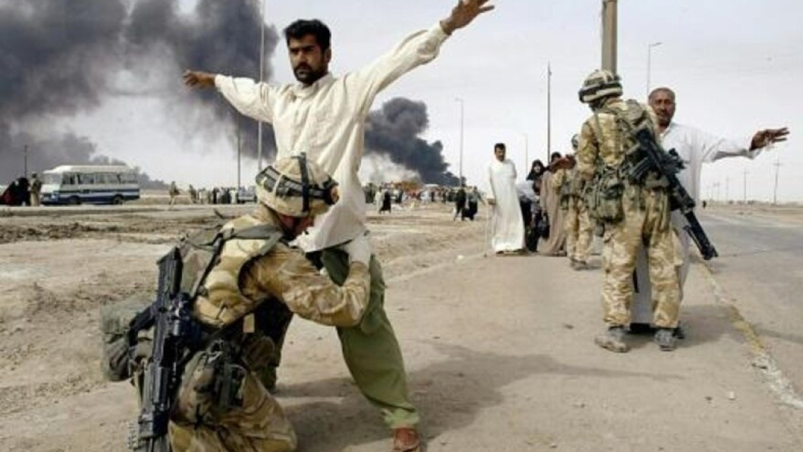 جنود بريطانيون يفتشون عراقيين يغادرون البصرة في 30 مارس 2003