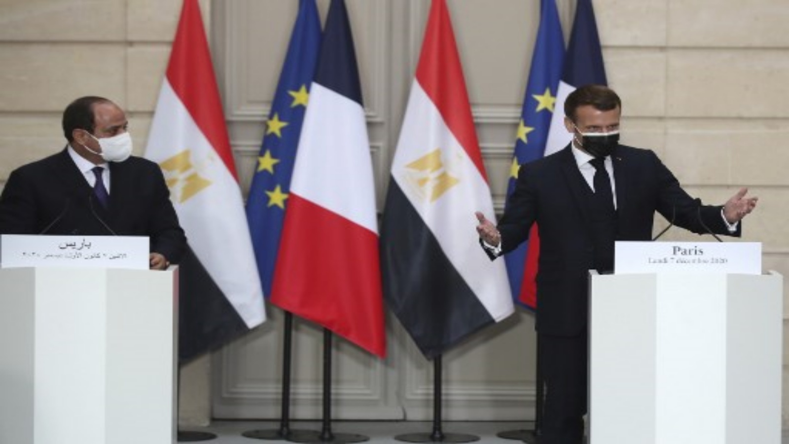 الرئيس الفرنسي إيمانويل ماكرون (إلى اليمين) ونظيره المصري عبد الفتاح السيسي (إلى اليسار) يعقدان مؤتمرا صحفيا عقب لقائهما في قصر الإليزيه الرئاسي يوم 7 ديسمبر 2020 في باريس