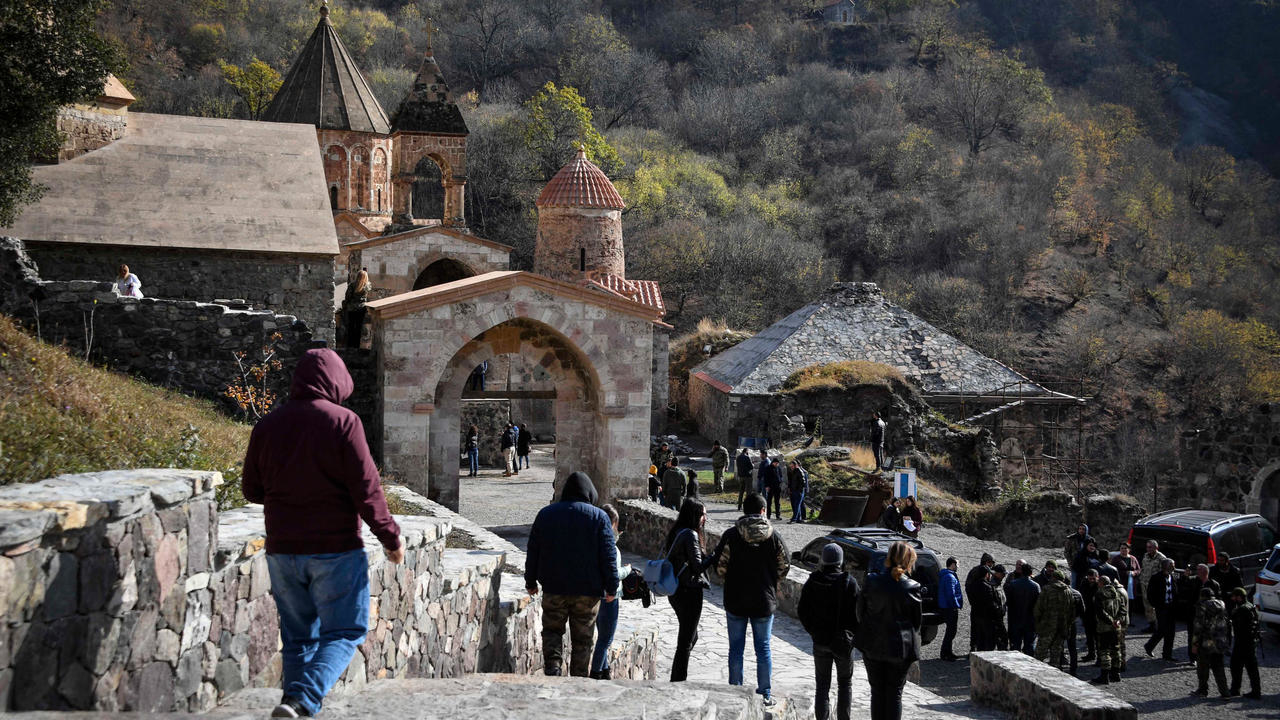 أرمنيون يزورون في 12 تشرين الثاني/نوفمبر 2020 لآخر مرة دير داديفانك في منطقة كلبجار الخاضعة للسيطرة الأذربيجانية بعد اتفاق أنهى النزاع في ناغورني قره باغ