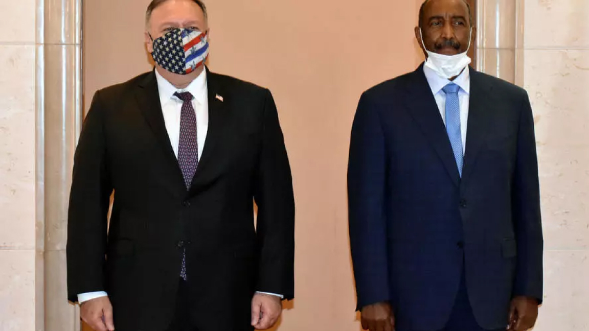 وزير الخارجية الأميركي مايك بومبيو (يسار) ورئيس مجلس السيادة الانتقالي في السودان عبدالفتاح البرهان في الخرطوم في أغسطس الماضي