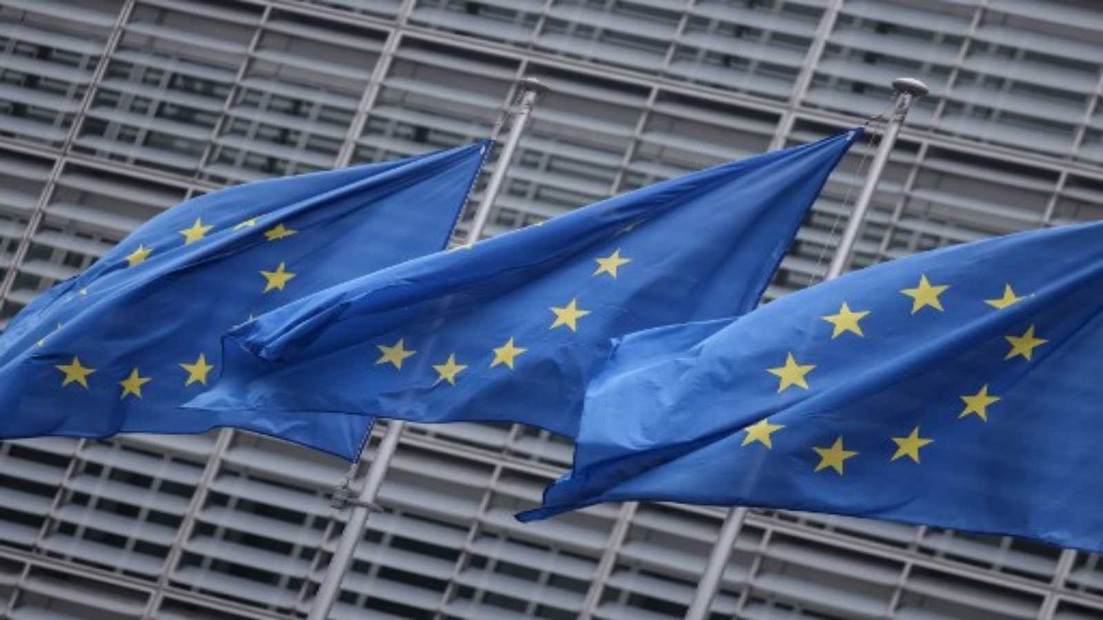 أعلام الاتحاد الأوروبي ترفرف خارج مبنى المفوضية الأوروبية في بروكسل ، 7 ديسمبر 2020
