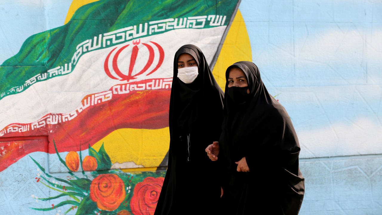 مارة في أحد شوارع طهران عاصمة إيران، التي تشهد ثاني أعلى معدل لأحكام الإعدام في العالم