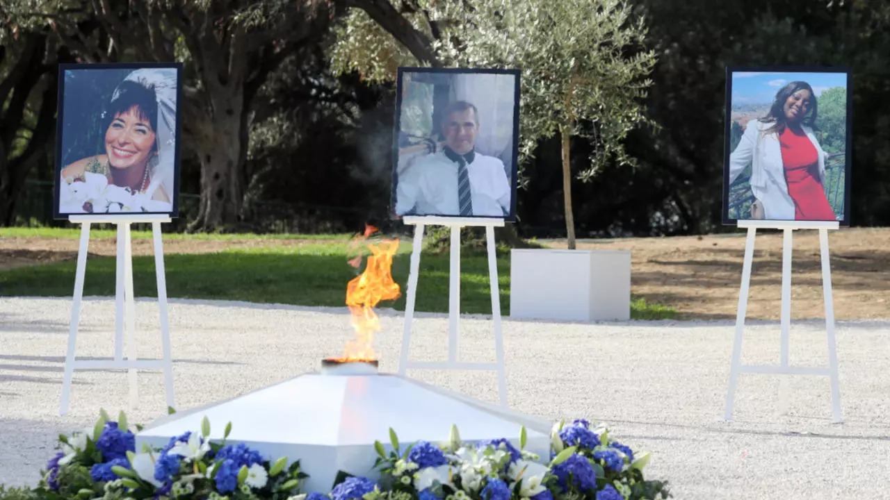 صور لضحايا الهجوم على كاتدرائية نوتردام دي نيس في 29 أكتوبر 2020 - (من اليسار) نادين ديفيلرز وفينسنت لوك وسيمون باريتو سيلفا - تم عرضها خلال حفل أقيم في 7 نوفمبر 2020 في نيس بفرنسا.