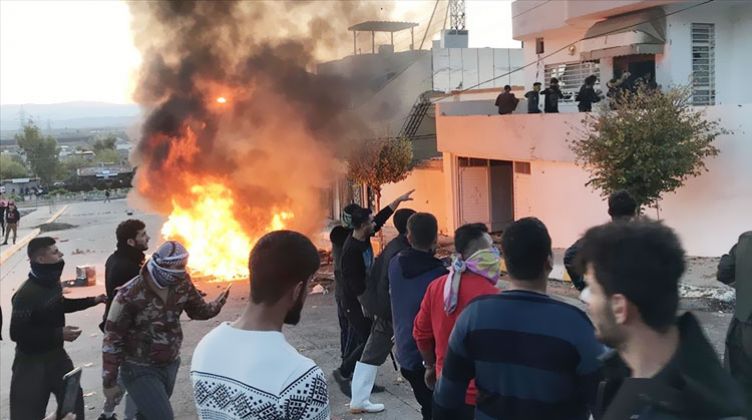 محتجون في السليمانية يضرمون النار بمقار حزبية