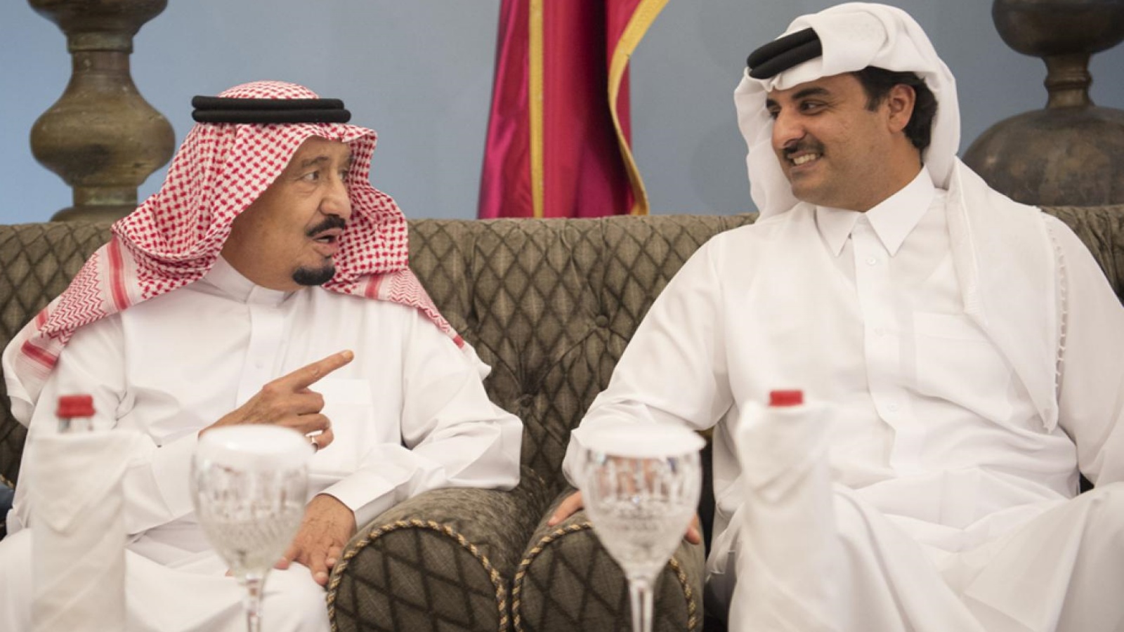 الملك سلمان بن عبد العزيز مع أمير قطر تميم بن حمد في لقاء سابق عام 2016 