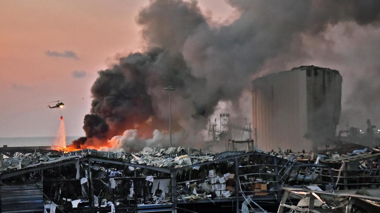 مروحية تساهم في إخماد النيران بعد الانفجار في مرفأ بيروت في 4 آب/أغسطس 2020
