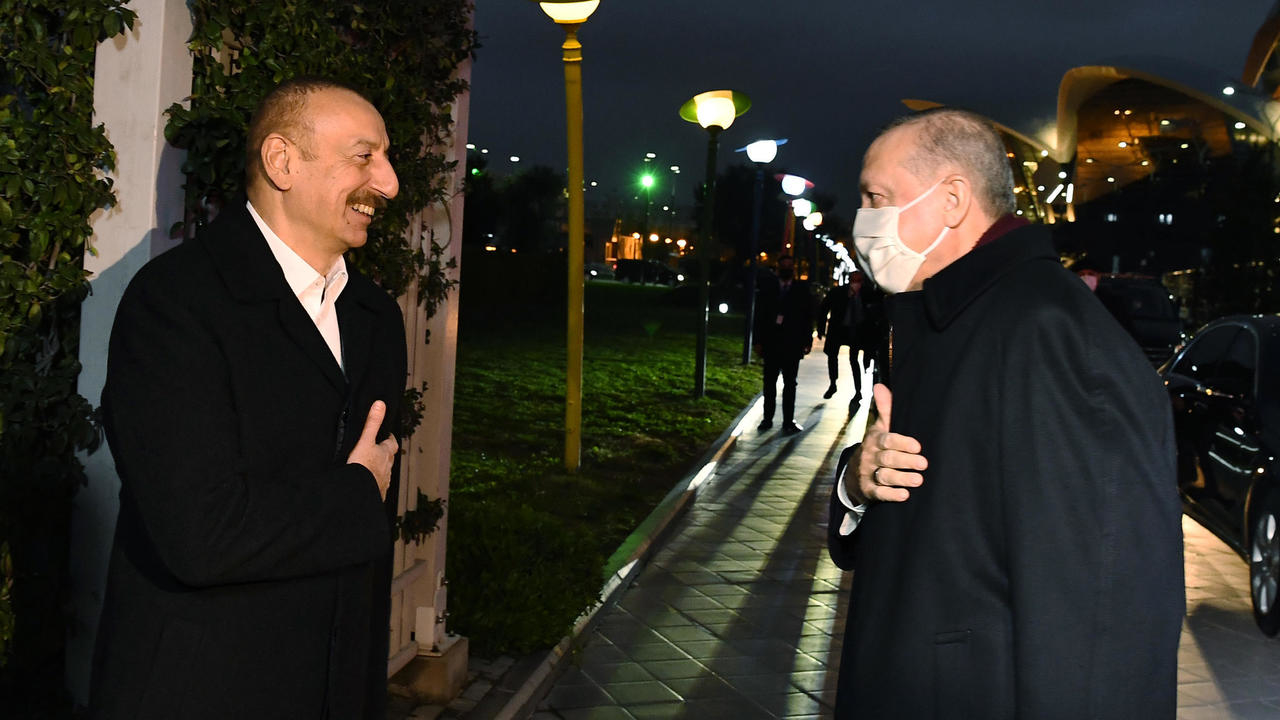 الرئيس التركي رجب طيب إردوغان (يمين) في باكو في التاسع من كانون الأول/ديسمبر 2020 وفي استقباله نظيره الأذربيجاني إلهام علييف