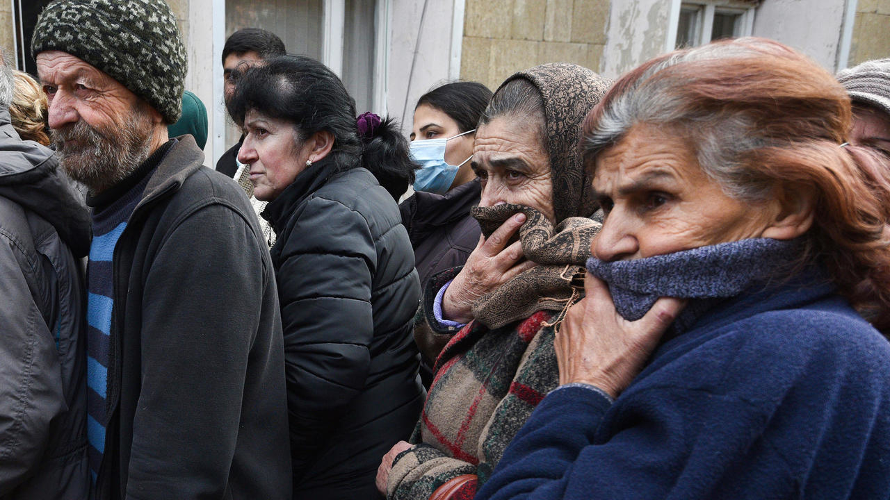 أرمينيون ينتظرون تسلم مساعدات غذائية في ستيباناكيرت في ناغورني قرة باغ