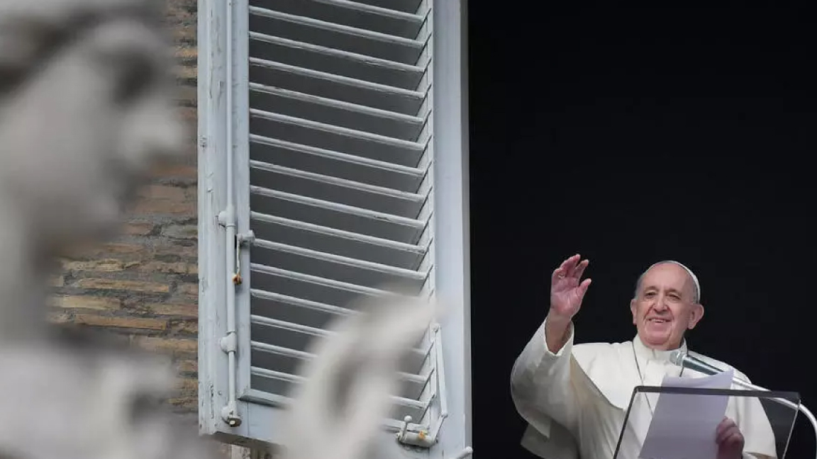 الحبر الأعظم يلوح للمؤمنين في حاضرة الفاتيكان في 29 نوفمبر الماضي