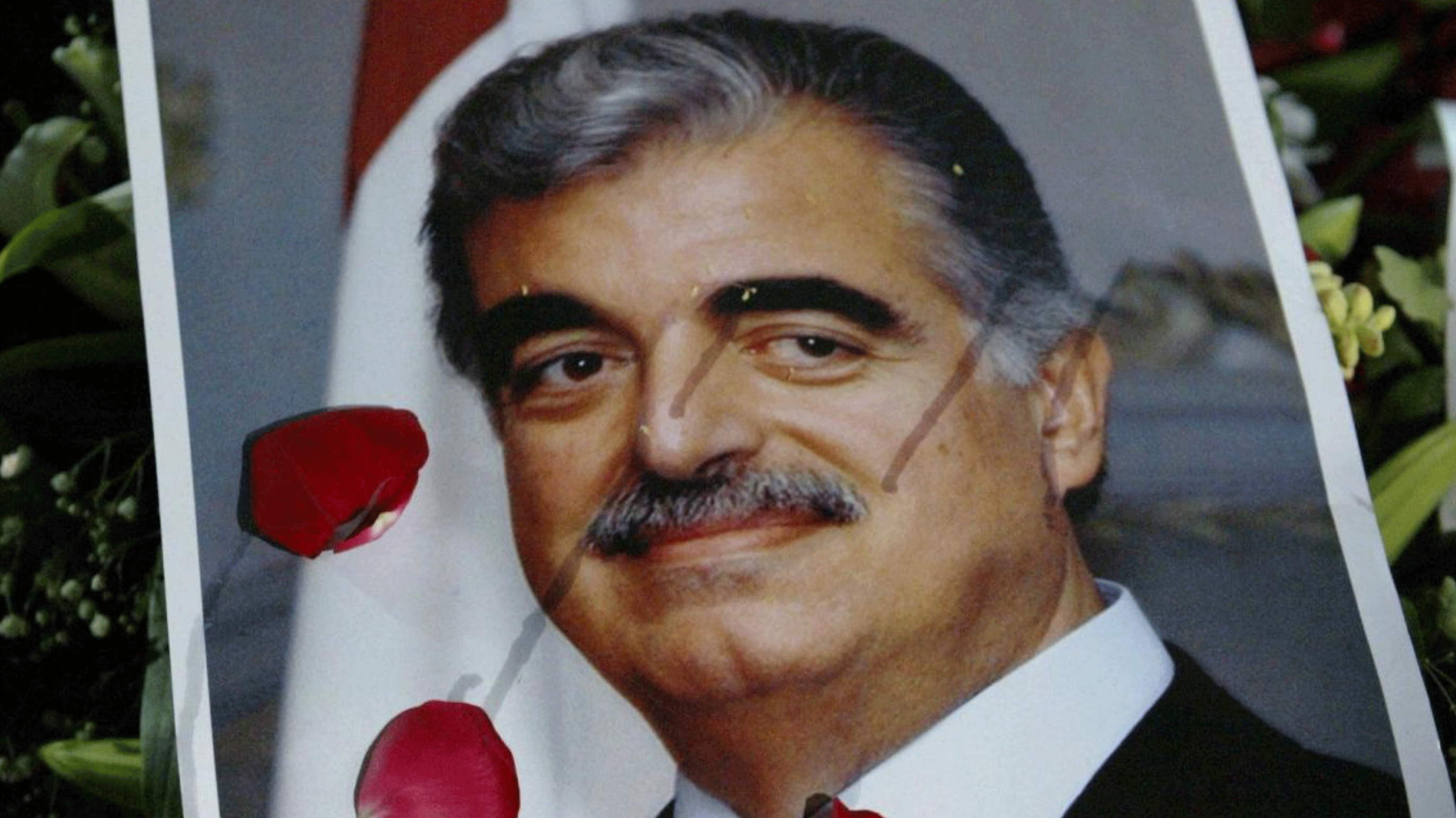 صورة مرفوعة لرئيس الوزراء السابق رفيق الحريري في ذكرى اغتياله