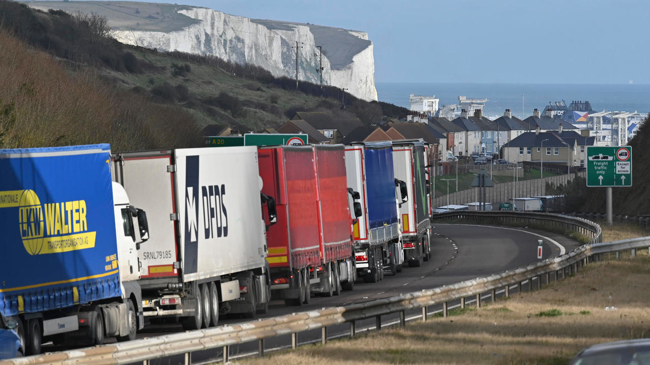 شاحنات نقل متوقفة على الطريق الرئيسي المؤدي إلى مرفأ دوفر على الساحل الجنوبي لإنكلترا، في 10 كانون الأول/ديسمبر 2020
