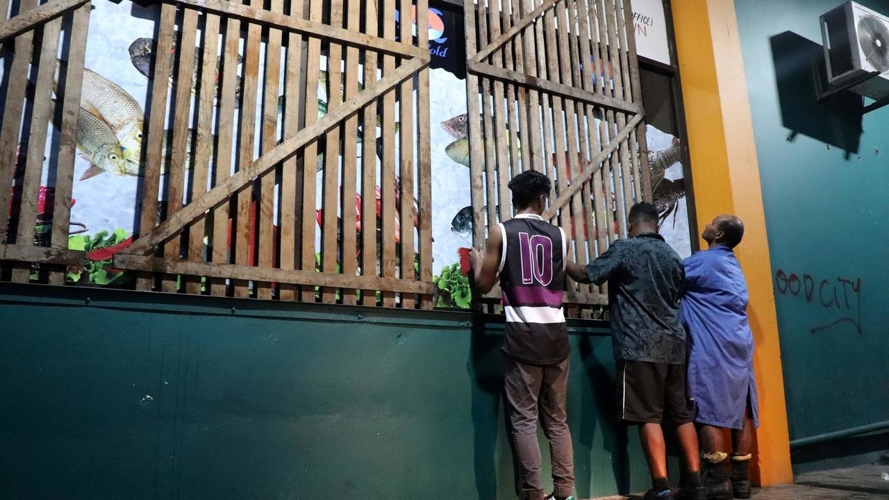 مواطنون يدعّمون متجرهم بأخشاب ترقّباً لوصول الإعصار الضخم ياسا في صوفا عاصمة فيجي في 16 ك1/ديسمبر 2020