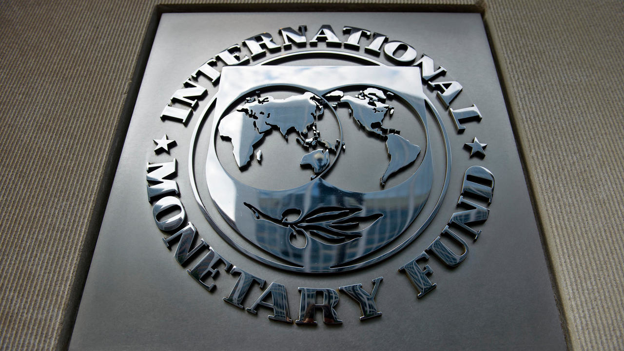 شعار صندوق النقد الدولي أمام مقرّه في واشنطن في 30 حزيران/يونيو 2015