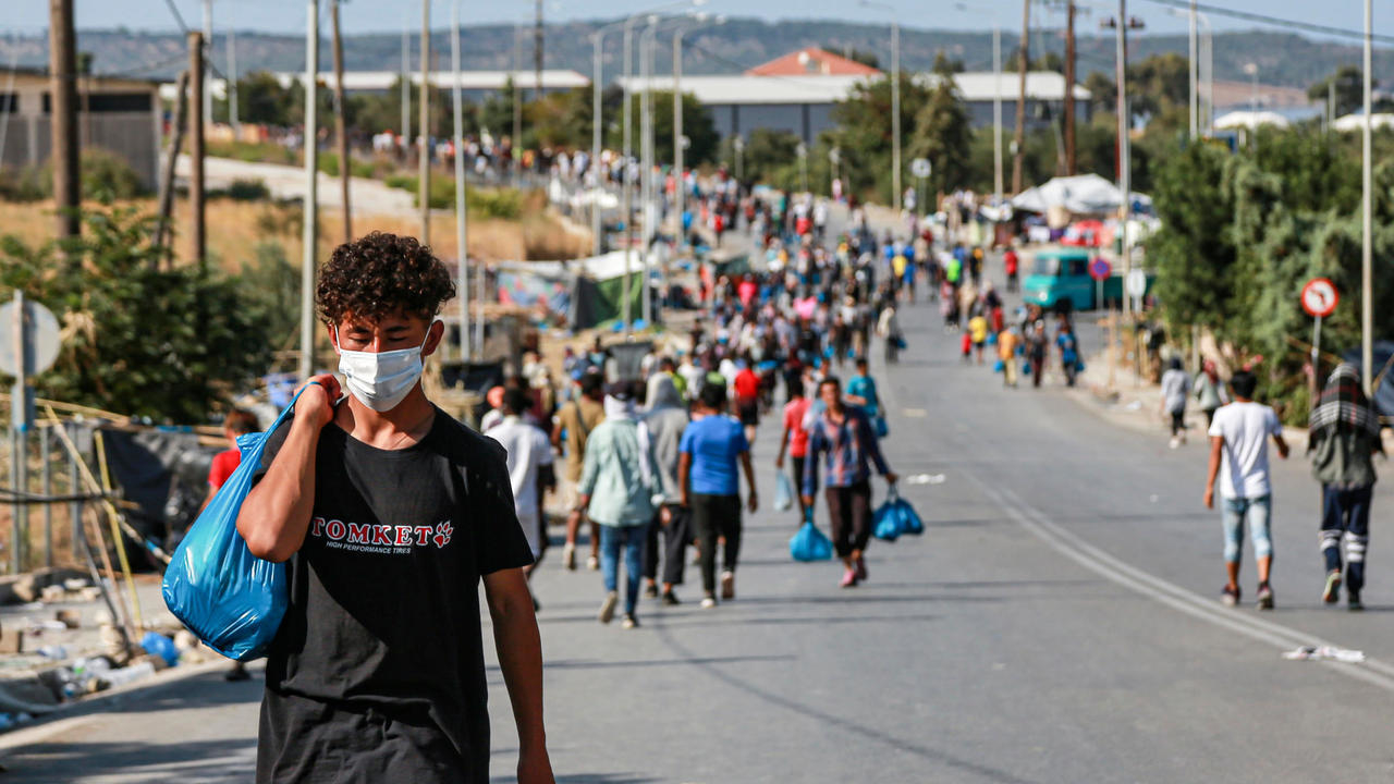 مهاجرون على طريق قرب مخيم موقت في جزيرة ليسبوس اليونانية في 17 ايلول/سبتمبر 2020