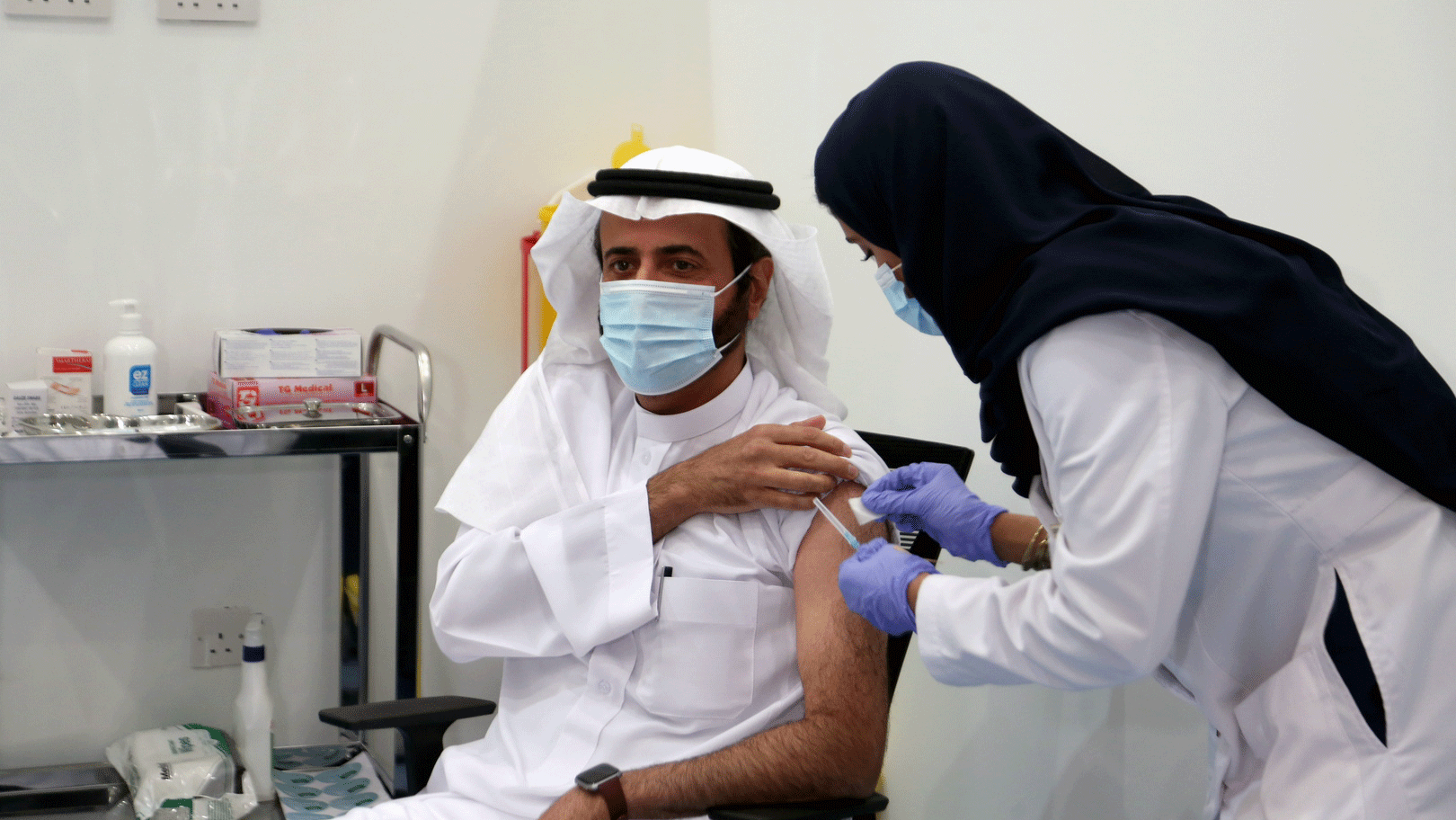 وزير الصحة يتلقى أول جرعة لقاح ضد فيروس كورونا