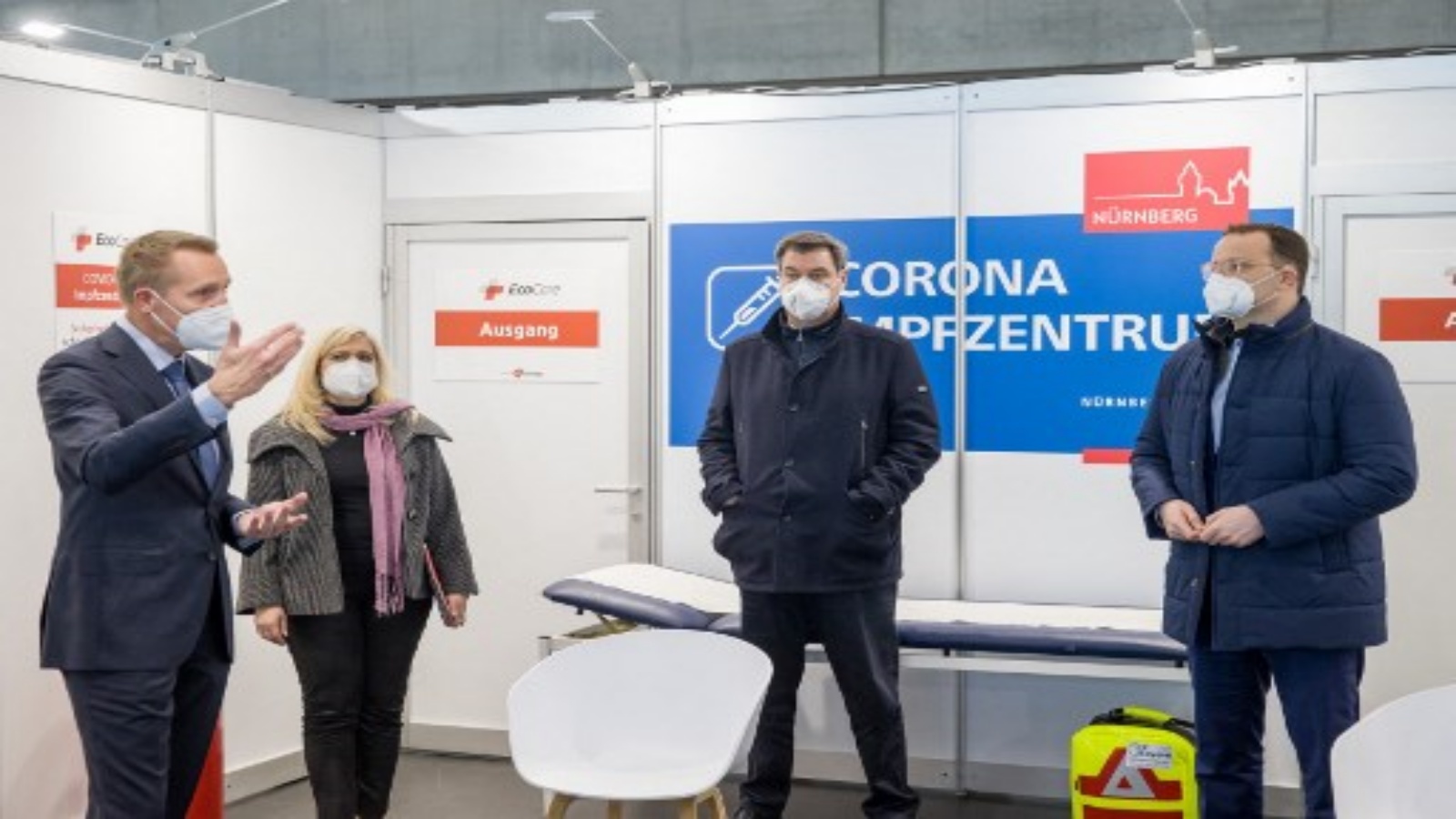 توماس ليدتك كبير المسؤولين الطبيين في Ecocare (إلى اليسار) ، ووزير الصحة الألماني ينس سبان (يمين) ، ورئيس وزراء ولاية بافاريا ماركوس سويدير (الثالث من اليسار) ووزيرة الصحة البافارية ميلاني هومل (الثاني من اليسار) يزورون مركزًا للتطعيم ضد كورونا في مركز المعارض في نورمبرج