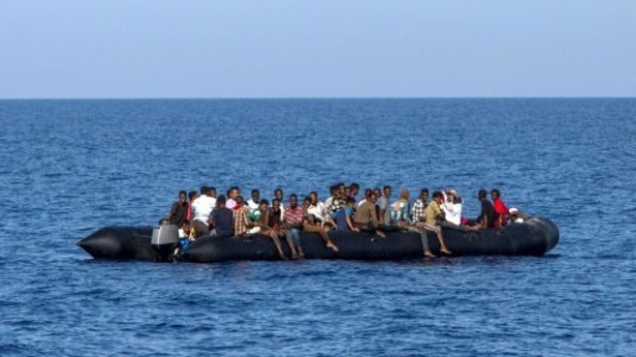 قارب ينقل مهاجرين في عرض المتوسط