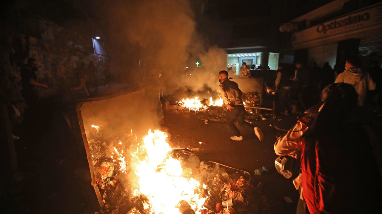 طلاب يحرقون صناديق القمامة في بيروت احتجاجا على ارتفاع الرسوم الدراسية في جامعات خاصة في 19 كانون الأول/ديسمبر 2020