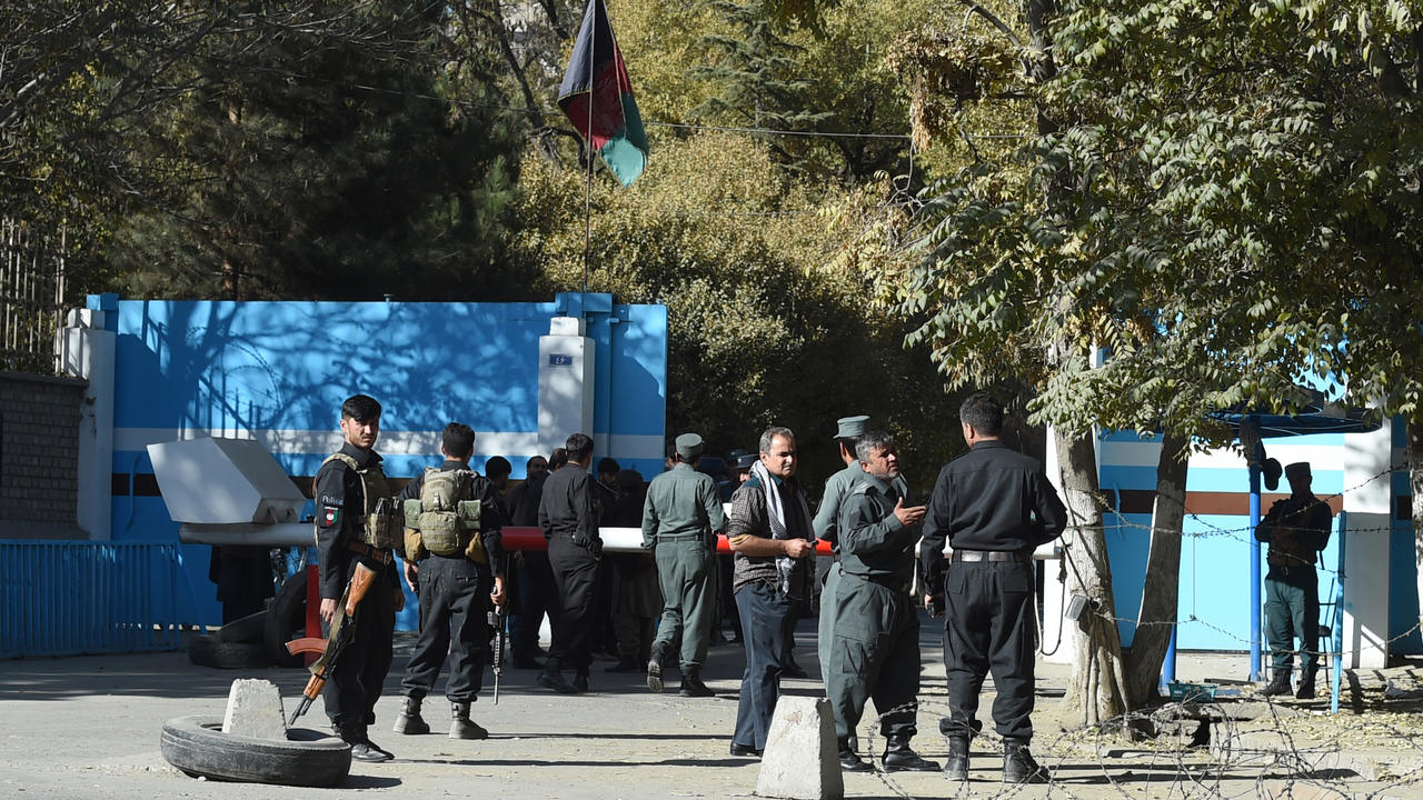 لا يزال مستوى العنف في أفغانستان مرتفعا بالرغم من بدء مفاوضات بين الحكومة الأفغانية ومسؤولين في حركة طالبان، وفي الصورة الشرطة الأفغانية تحرس في الثاني من تشرين الثاني/نوفمبر 2020 مدخل جامعة كابول التي تعرضت لهجوم