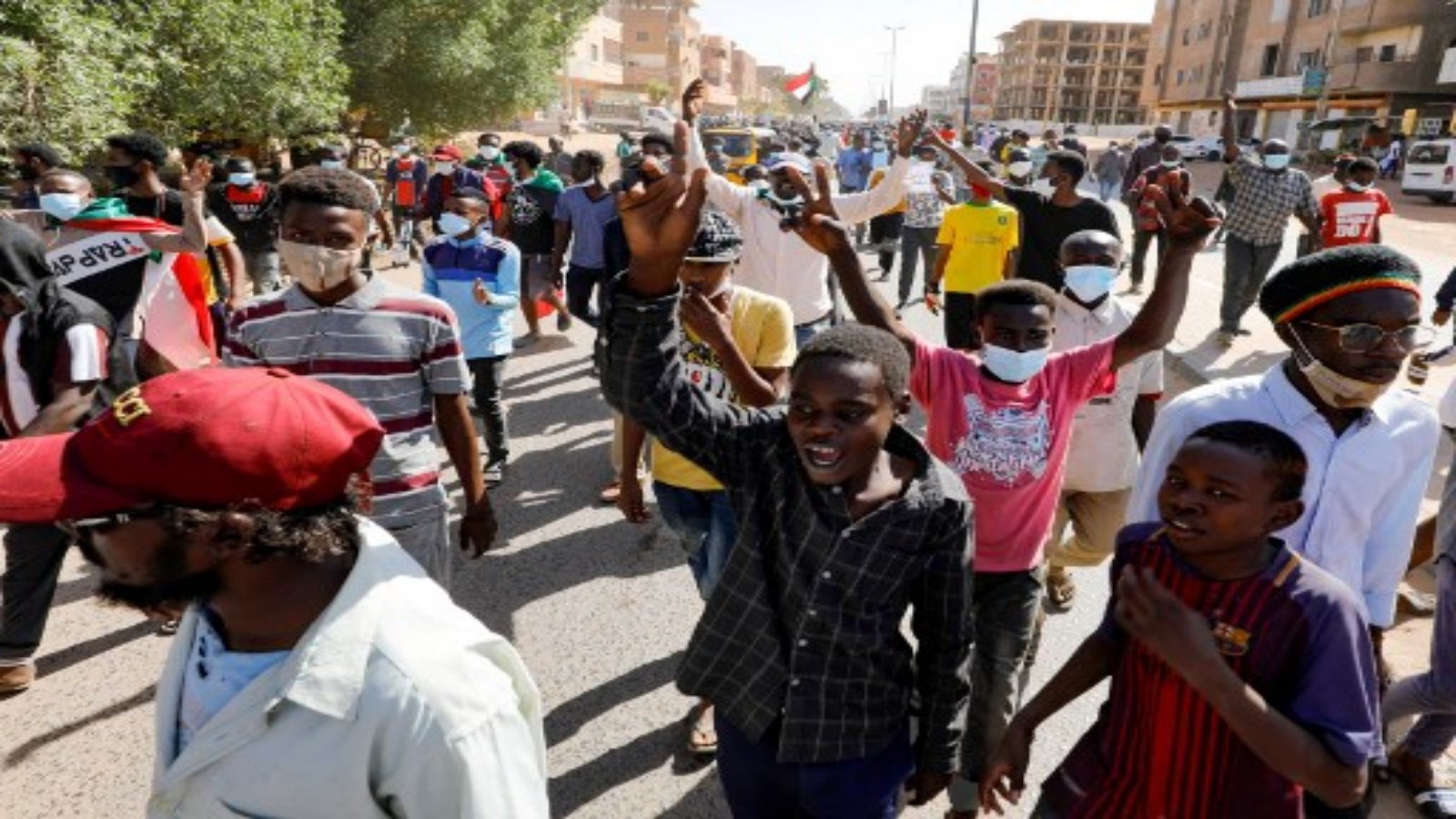 متظاهرون سودانيون ينزلون إلى شوارع العاصمة الخرطوم ، إحياءً للذكرى الثانية لانطلاق التمرد الذي أطاح بالحكومة السابقة ، في 19 ديسمبر 2020.