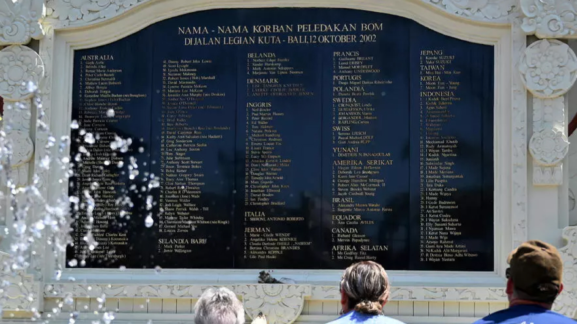 نصب تذكاري كُتبت عليه أسماء ضحايا اعتداءات بالي عام 2002 في كوتا قرب بالي