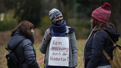 متظاهرة في برلين ضد قيود كورونا تحمل لافتة دونت فيها رفضها إلزامية اللقاح